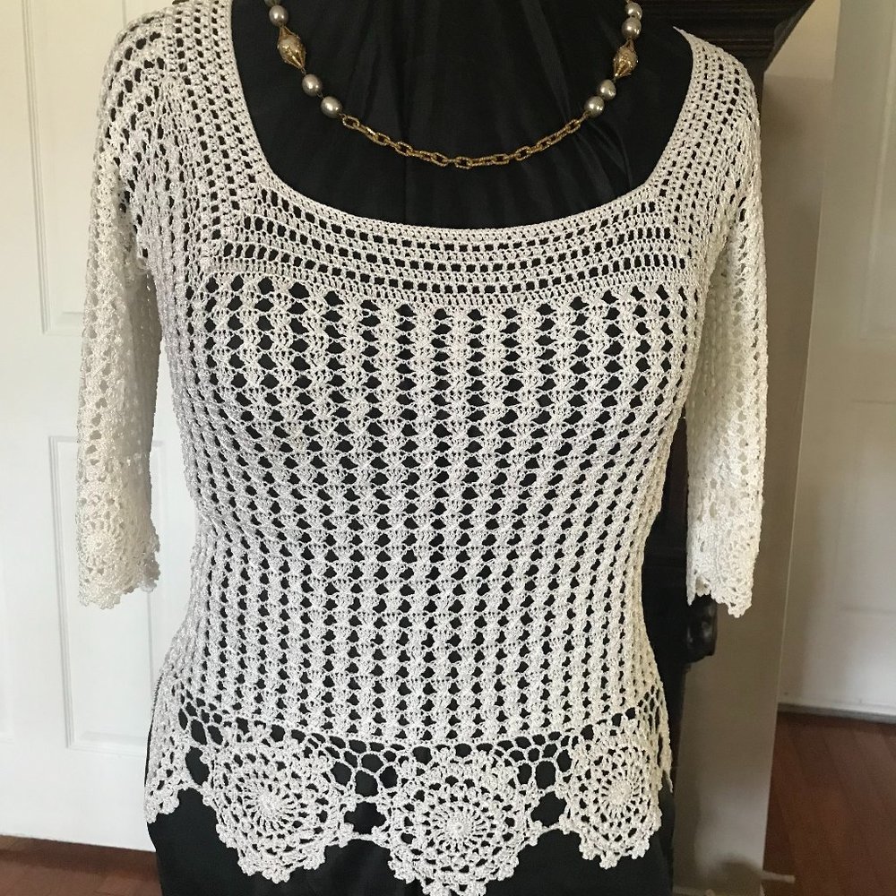 BETTE PAIGE:   WHITE  PULLOVER SIZE MEDIUM